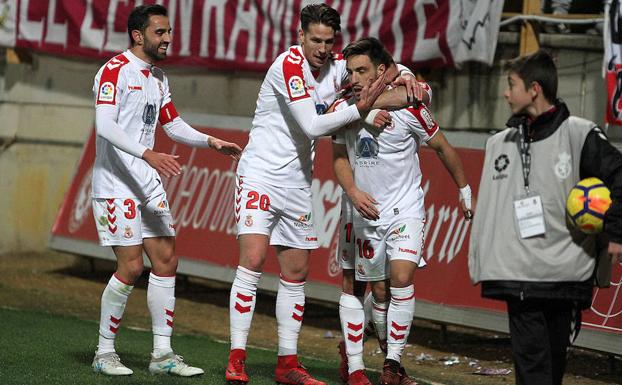 Iza celebra un gol con Señé y Viti./Peio García