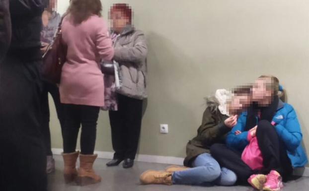 Imagen de los pasillos de Urgencias durante la 'temporada alta' el pasado año./