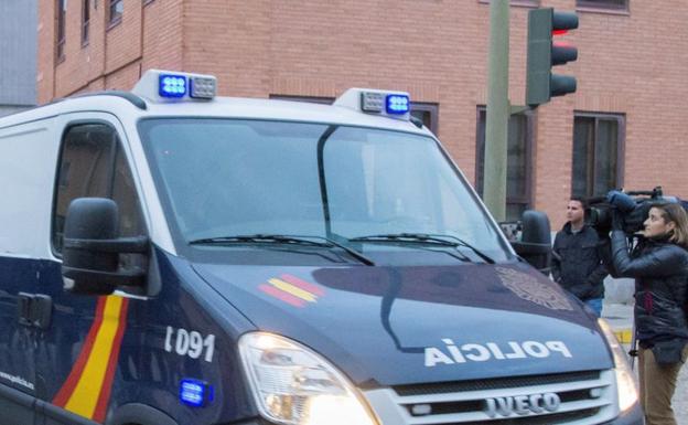Un vehículo policial traslada a los detenidos./Felipe Cortés | Efe