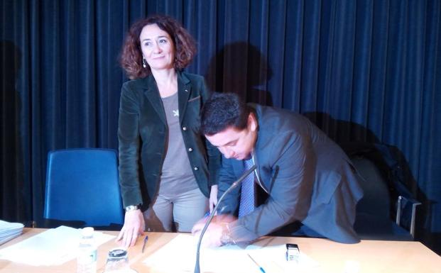 La alcaldesa de Ponferrada, Gloria Fernández Merayo, durante la firma de los convenios./C. Ramos