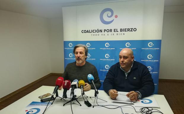 El diputado bercianista, Pedro Muñoz (I), durante su comparecencia./