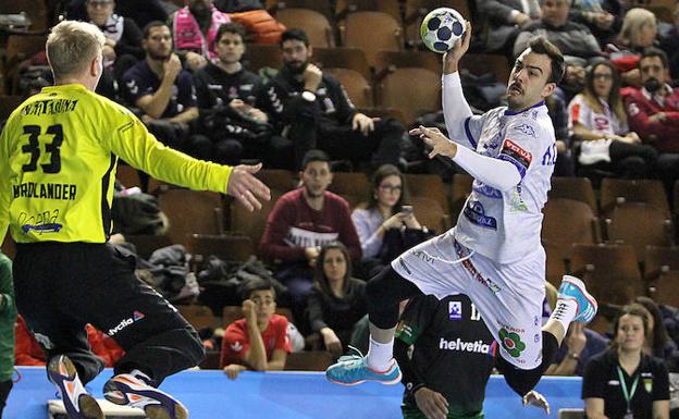 Álex Costoya, en un partido con el Abanca Ademar./Peio García