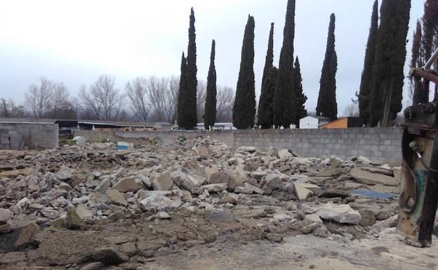 Desarme de la solera de hormigón de la ampliación del camposanto./