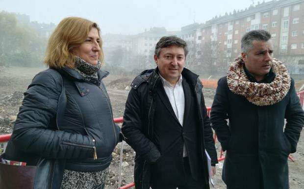 El portavoz de USE, Samuel Folgueral, y los ediles Santiago Macías y Cristina López, en la parcela donde se pretende construir el nuevo aparcamiento./