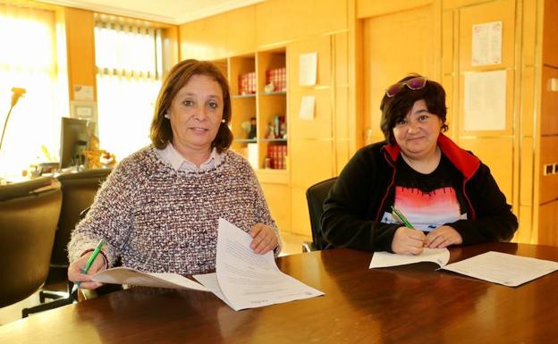 Aurora Baza y Maribel Velasco firman el convenio./César
