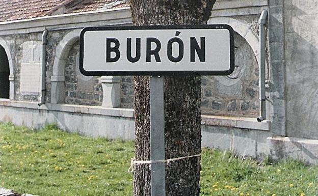 Un cartel de Burón, la localidad donde ahora llegan cartas con nuevos desahucios./