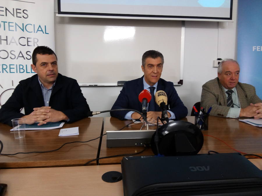 El presidente de la Fele en León (C), junto al presidente y el secretario de Fele-Bierzo, durante su comparecencia.