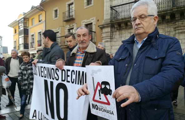 Protesta de los vecinos de Compostilla contra la red de calor./
