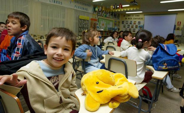 Pequeños alumnos en un aula./