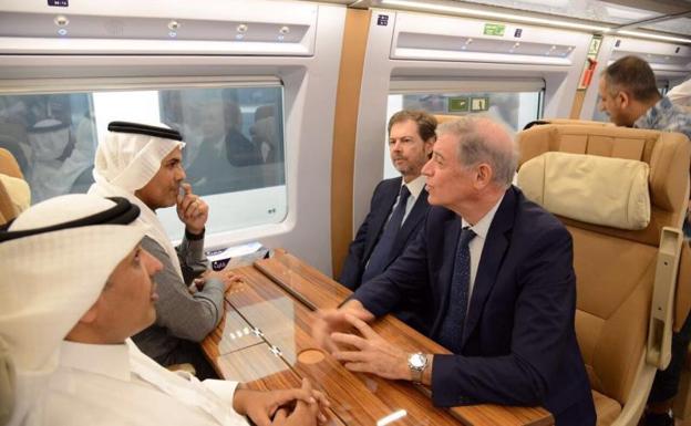 Nabeel Al-Amudi, ministro saudí de Transportes, y Álvaro Iranzo, embajador de España en Arabia Saudí, en el primer viaje de Medina a La Meca. /Reuters