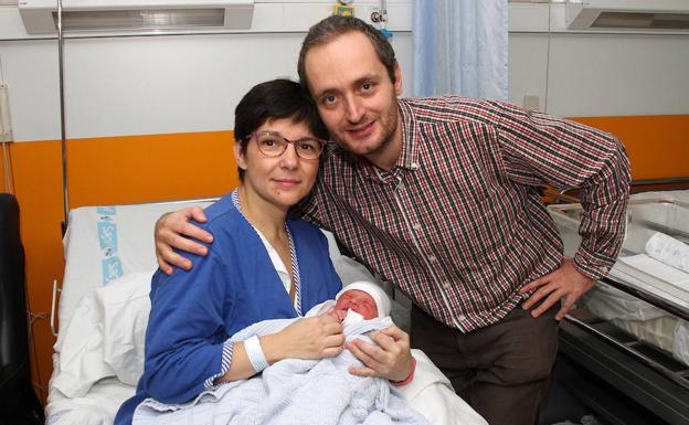 El pequeño Uriel, con sus padres.