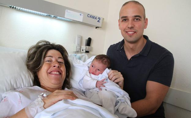 Emma, es hija de los palentinos Carmen García Herrero y Pablo Conde Polanco.