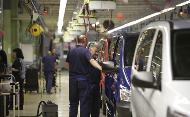 Cadena de montaje de Mercedes Benz en Vitoria./Rafa Gutiérrez