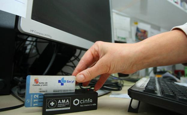 Inicio del funcionamiento de la receta electrónica en una farmacia de la localidad de Villafranca del Bierzo./Campillo