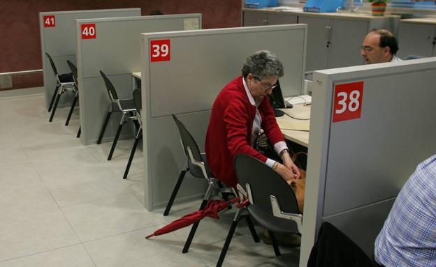 Un hombre realiza su Declaración de la Renta./