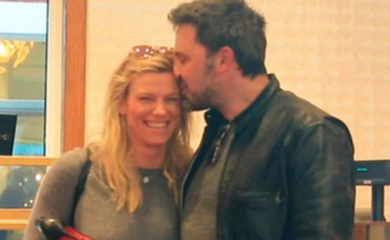 Ben Affleck besa a Lindsay Shookus. /Instagram