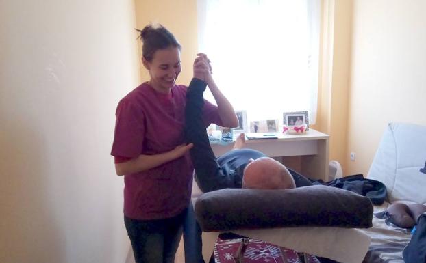 Una persona recibe una sesión de fisioterapia. /
