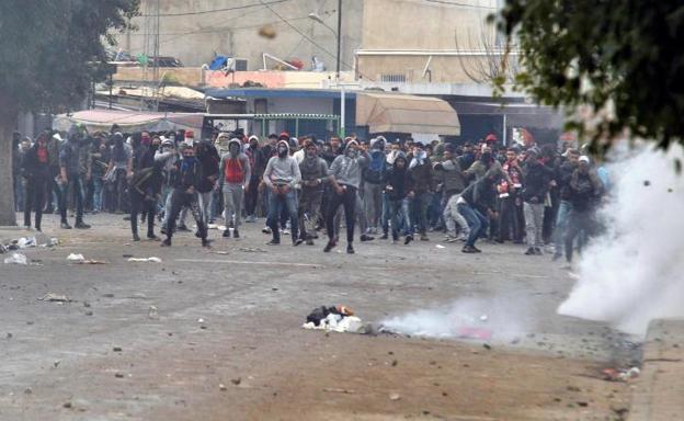 Numerosos manifestantes tunecinos se enfrentan a las fuerzas de seguridad en Tebourba,Túnez./EFE