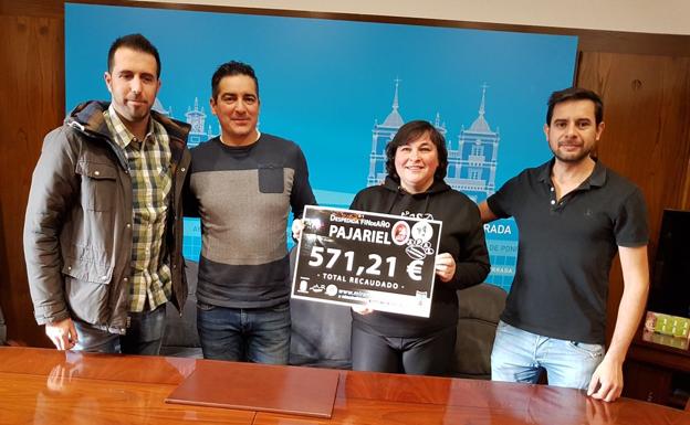 El concejal de Deportes, Roberto Mendo (2I), con los organizadores de la prueba y de las asociaciones, durante la entrega. /
