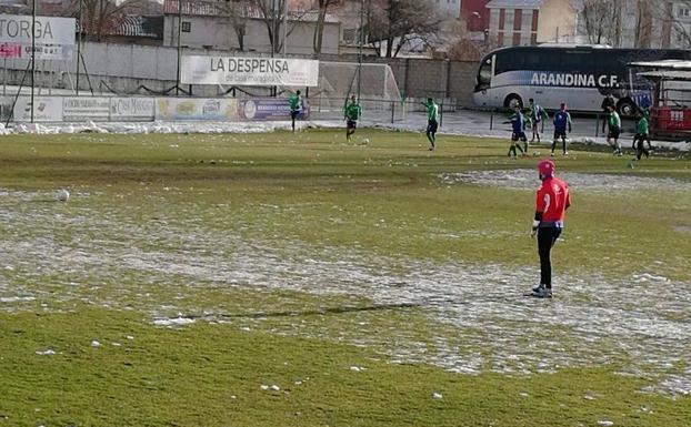 Estado del césped minutos antes del inicio de partido./