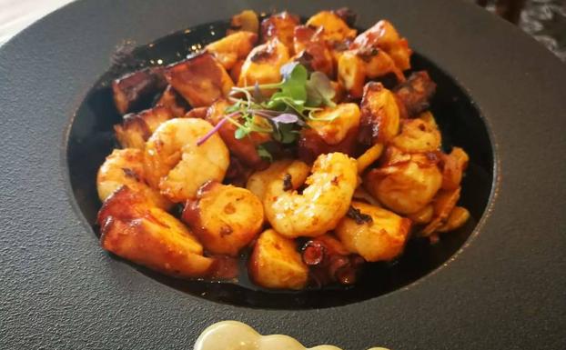 Un delicioso plato de pulpo al ajillo con langostinos.
