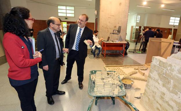 El consejero de Educación, Fernando Rey (D), asiste a la III Feria ‘Espacios de Ingenio Creatividad, Tecnología y Sostenibilidad’ de la Universidad de Valladolid. /Rubén Cacho