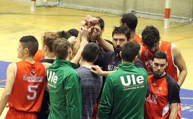 Piña de los jugadores del Fundación./Peio García