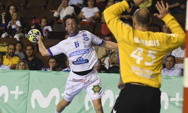 Juanín García, en un partido con el Abanca Ademar./Peio García