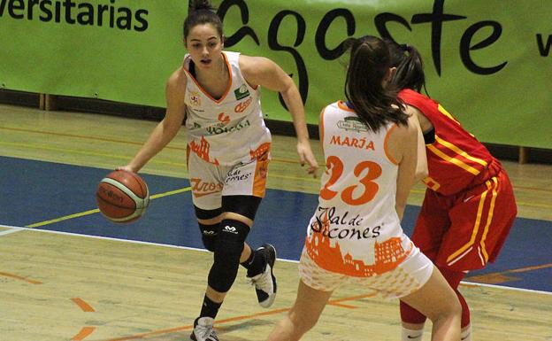 Natalia López, en un lance en un partido del Patatas Hijolusa./Peio