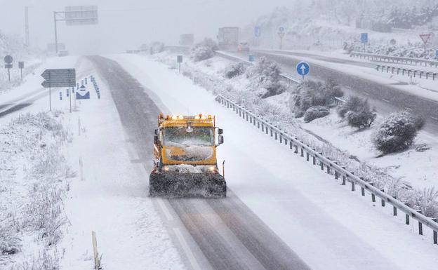 Un máquina quitanieves trabaja bajo una intensa nevada en la A-62 a la altura de Ciudad Rodrigo. /José Vicente