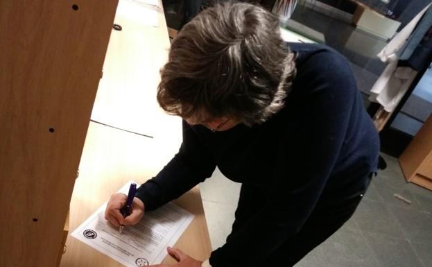 Imagen de la recogida de firmas./