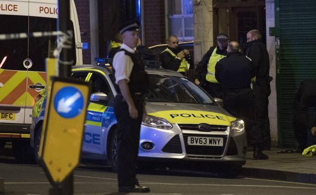 La Policía británica investiga un atentado./Efe