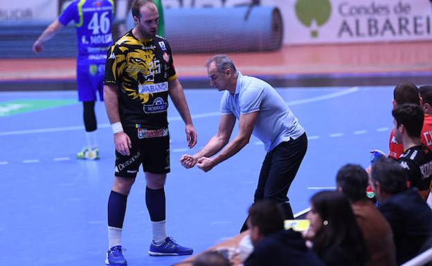 Rafa Guijosa conversa con Pesic./7foto7