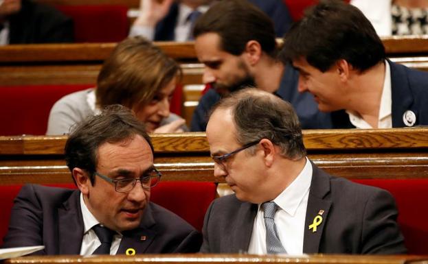 El candidato de JxCat, Jordi Turul habla con el diputado de su formación Josep Rull, momentos antes del inicio del pleno de investidura./EFE