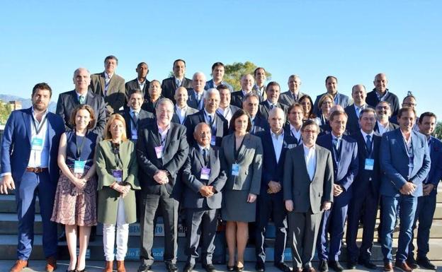 Antonio Silván, junto a un grupo de participantes en el foro./