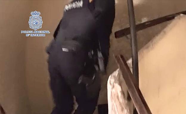 Un policía nacional durante el asalto a la vivienda de los detenidos, en Alicante./R. C.