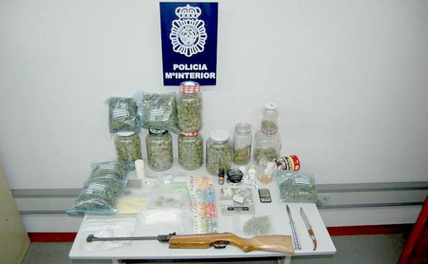 Imagen del material incautado por la Guardia Civil./