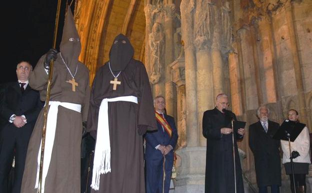 Imagen de archivo del momento en el que el Obispo de León, Julián López, saluda la libertad del nuevo cofrade./
