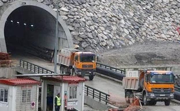 Camiones en las obras de la Variante. /
