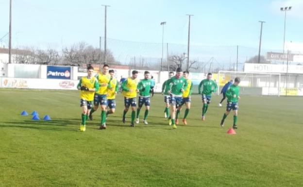 El Atlético Astorga, momentos antes del partido. /@2aDivisBAstorga