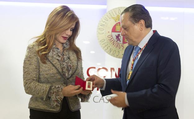 Mario Amilivia junto a Silvia Clemente, en el acto institucional./