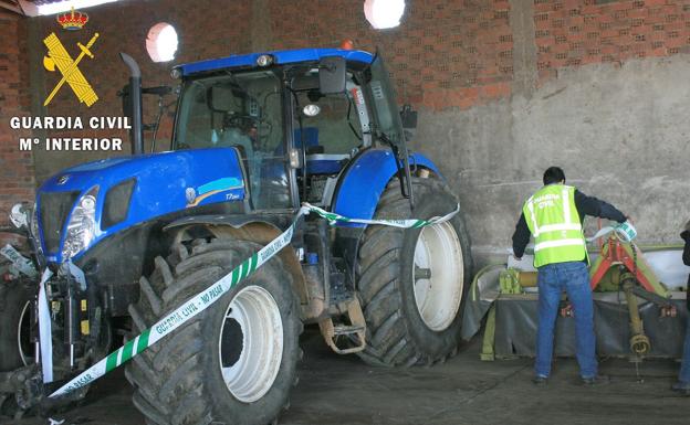 Imagen del tractor recuperado en León por la Guardia Civil./