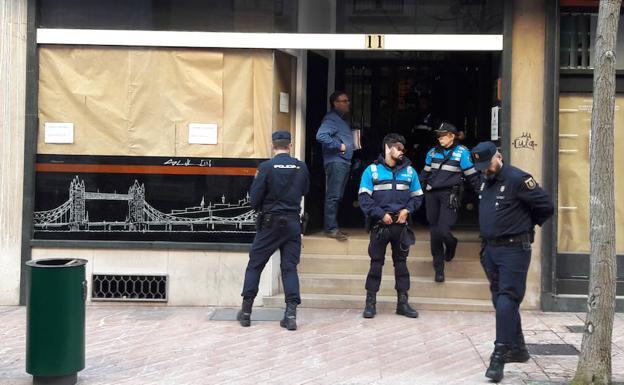 Agentes de policía en la puerta del portal donde tuvieron lugar los hechos. /Mario Rojas