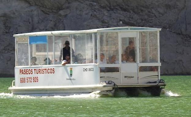 Imagen del barco turístico que recorre las aguas de Riaño./