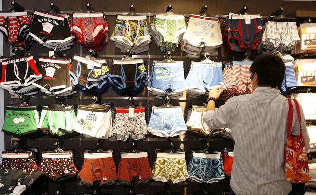 Un cliente mira ropa interior en una tienda H&M de Shanghái. /Nir Elias (Reuters)