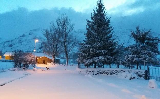 Cármenes amanece cubierto por un manto de nieve. /