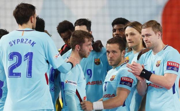 Los jugadores del Barcelona, tras la eliminación europea. /EFE