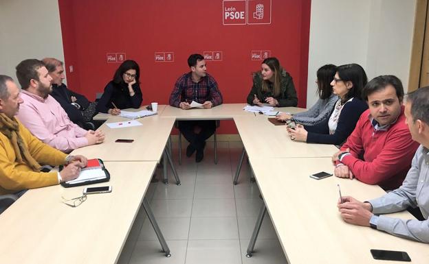 Un instante de la reunión mantenida este lunes en la sede socialista./