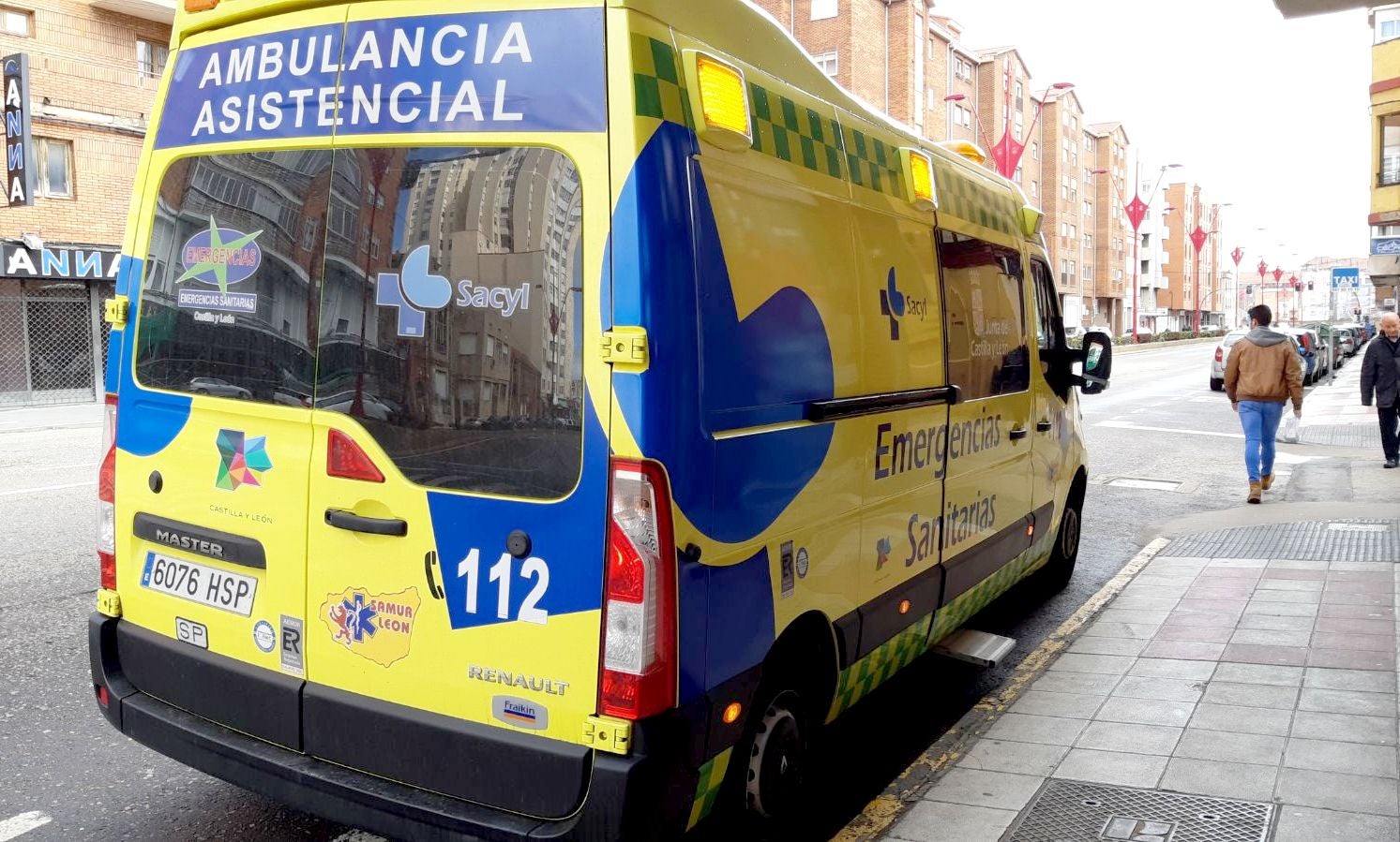 Imagen de una ambulancia de Emergencias en el lugar del suceso.