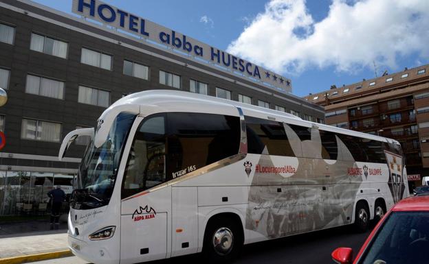 El autobús del Albacete frente a la entrada del Hotel abba Huesca. /Efe